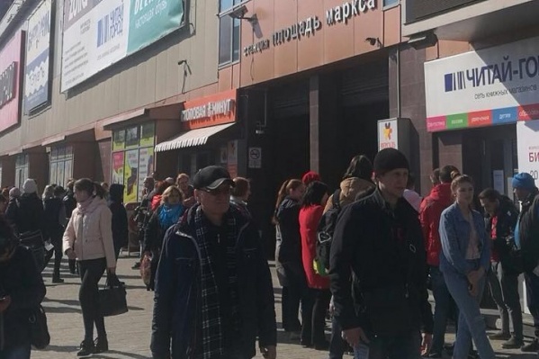 Перед эвакуацией по громкой связи объявили о пожарной тревоге Перед эвакуацией по громкой связи объявили о пожарной тревоге