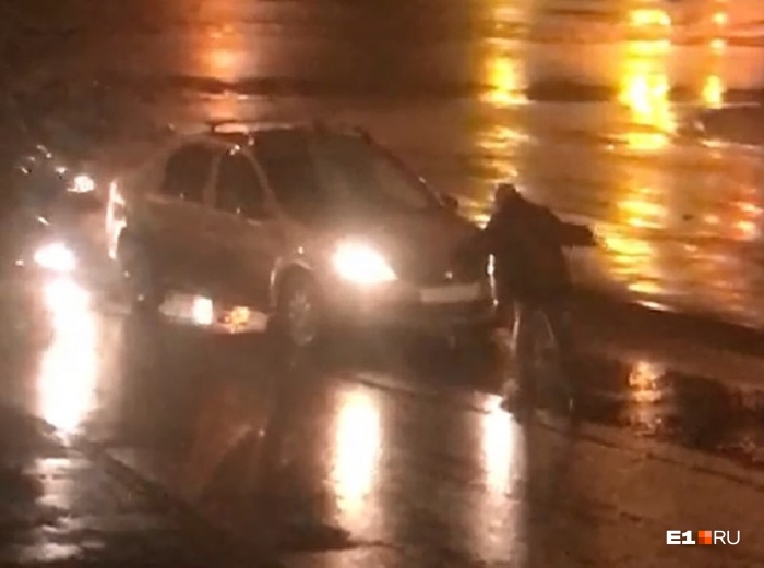 Мужчина вышел на дорогу и встал перед автомобилями Мужчина вышел на дорогу и встал перед автомобилями