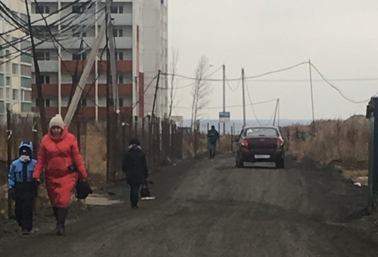 Из-за отсутствия тротуаров люди ежедневно рискуют оказаться под колёсами машин Из-за отсутствия тротуаров люди ежедневно рискуют оказаться под колёсами машин