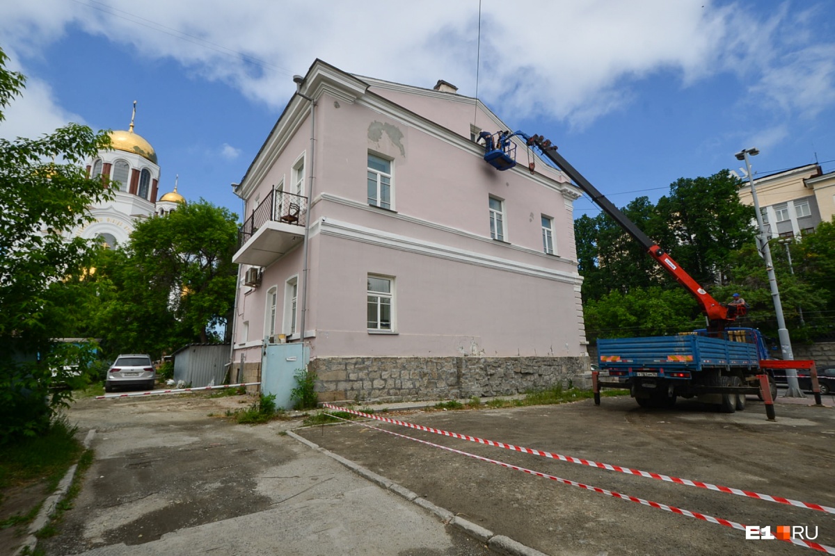 Красиво, но незаконно: старинный дом рядом с Храмом-на-Крови покрасили в  розовый | 04.07.2018 | Екатеринбург - БезФормата