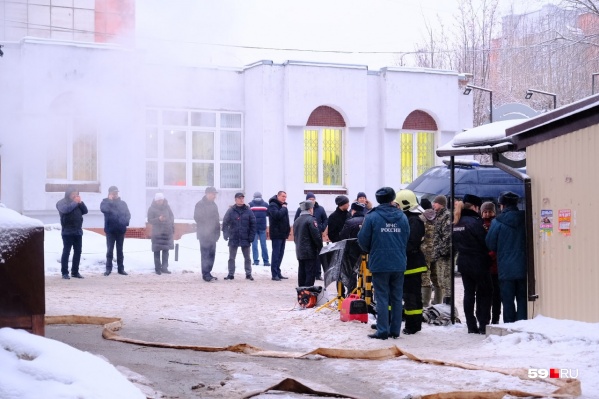На месте ЧП работают следователи, пожарные, аварийные службы На месте ЧП работают следователи, пожарные, аварийные службы