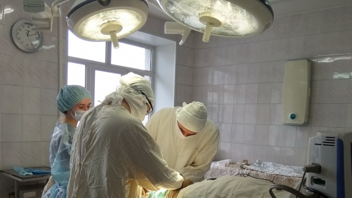 Омские травматологи впервые провели операцию на сломанной ноге через разрез сзади колена