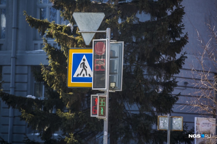Из-за отключения светофоров водителям и пешеходам придётся быть внимательнее