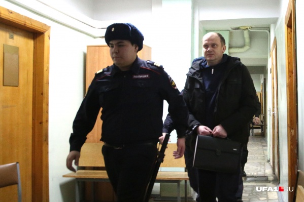 Экс-полицейского всё-таки отпустили Экс-полицейского всё-таки отпустили 