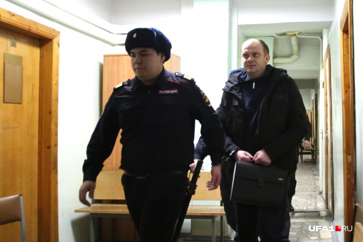 Экс-полицейского всё-таки отпустили Экс-полицейского всё-таки отпустили