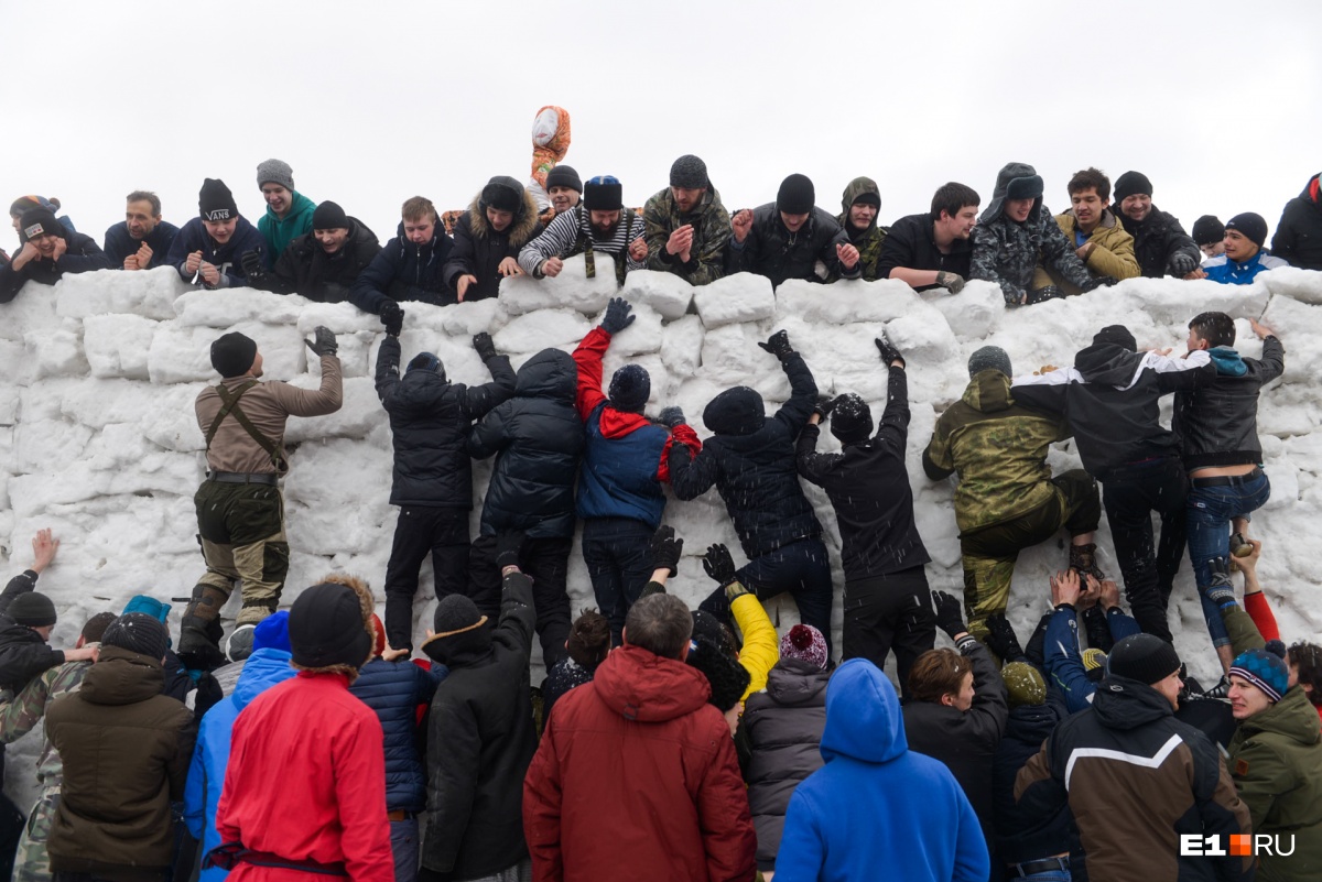 Кому не хватило адреналина после боев, пытались штурмовать снежную крепость Кому не хватило адреналина после боев, пытались штурмовать снежную крепость