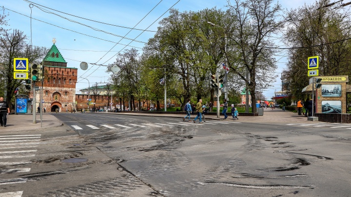 После парада хоть асфальт не лежи. Танки раскурочили дорожное покрытие в центре Нижнего Новгорода