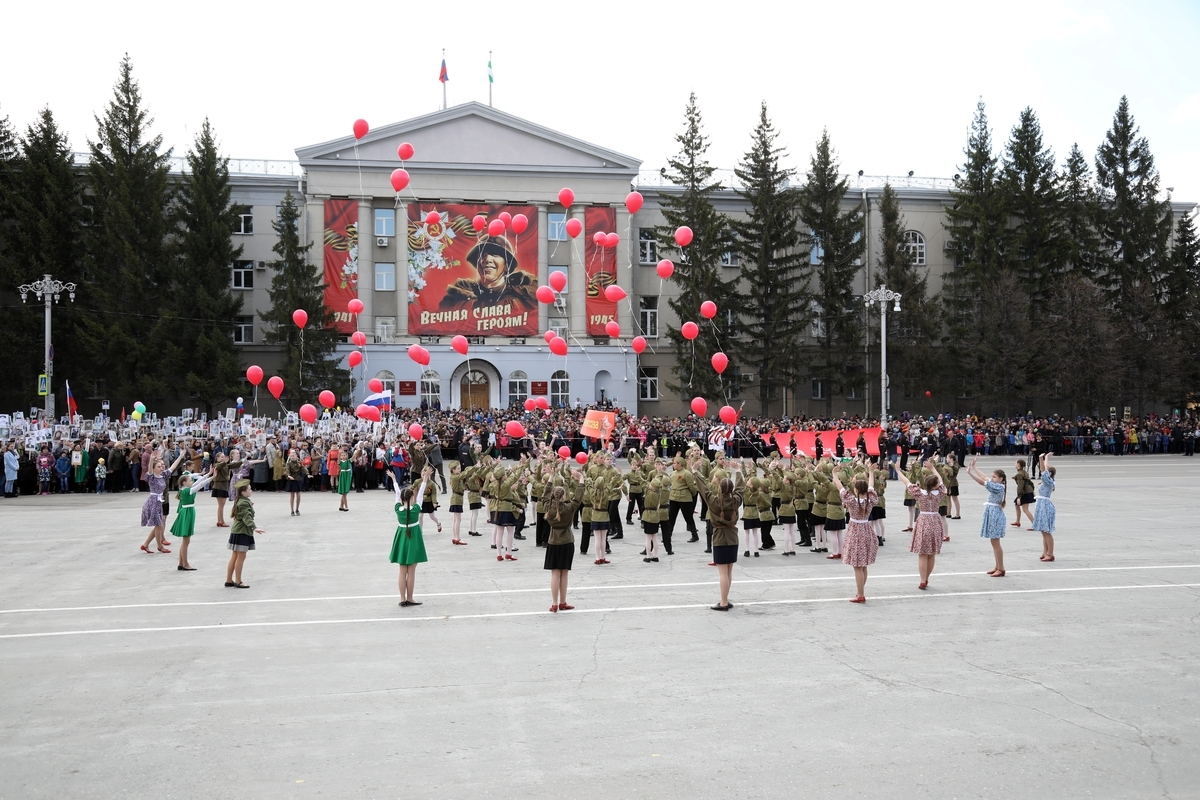 Днем курганского. 9 Мая Курган. День Победы Курган. Парад на день Победы в Кургане. 9 Мая Курган площадь.