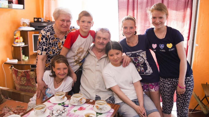 «Устала от их беззакония»: на Южном Урале семью, воспитывающую пятерых приёмных детей, лишают выплат