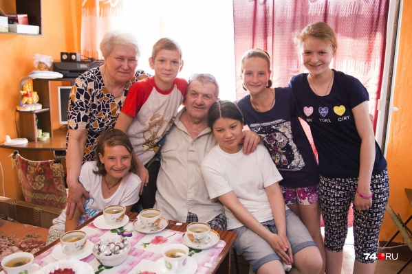 Любовь и Иван Романович воспитали двух взрослых дочерей и приёмного сына, а теперь заботятся ещё о пятерых детях Любовь и Иван Романович воспитали двух взрослых дочерей и приёмного сына, а теперь заботятся ещё о пятерых детях