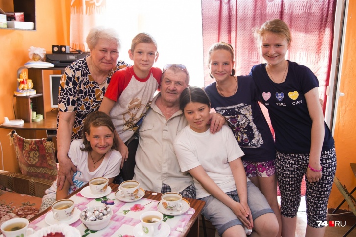 Любовь и Иван Романович воспитали двух взрослых дочерей и приёмного сына, а теперь заботятся ещё о пятерых детях