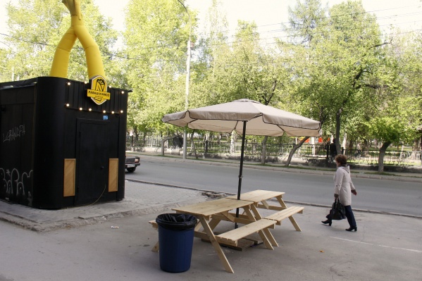 «Лаваш и мясо» представляют редкую возможность посидеть на летней веранде с шаурмой «Лаваш и мясо» представляют редкую возможность посидеть на летней веранде с шаурмой