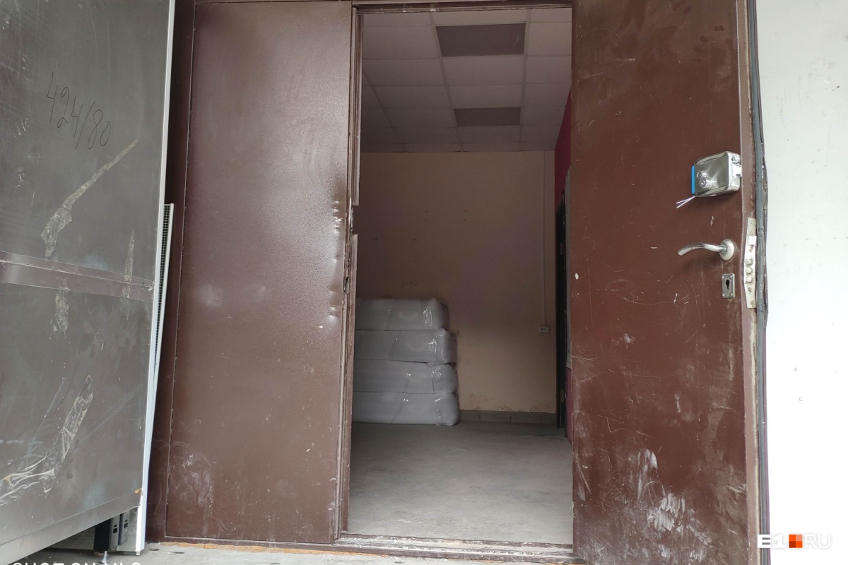 В Екатеринбурге воры украли у ритуальной конторы одежду для покойников на 300 тысяч рублей