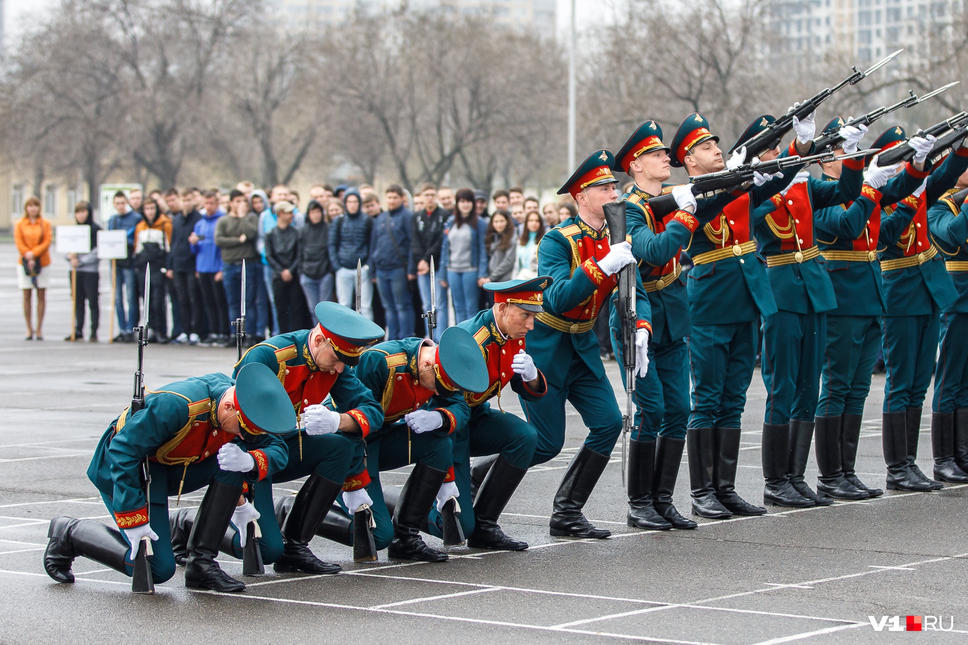 Рота почетного караула во время показательного выступления Рота почетного караула во время показательного выступления