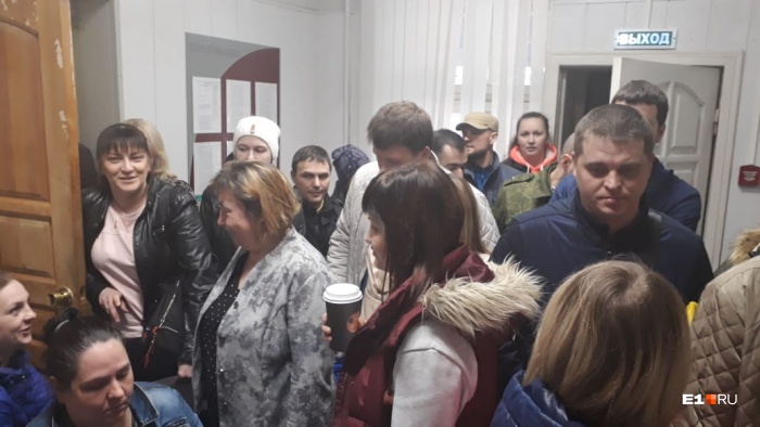 Очередь в районном управлении образования утром 15 мая Очередь в районном управлении образования утром 15 мая