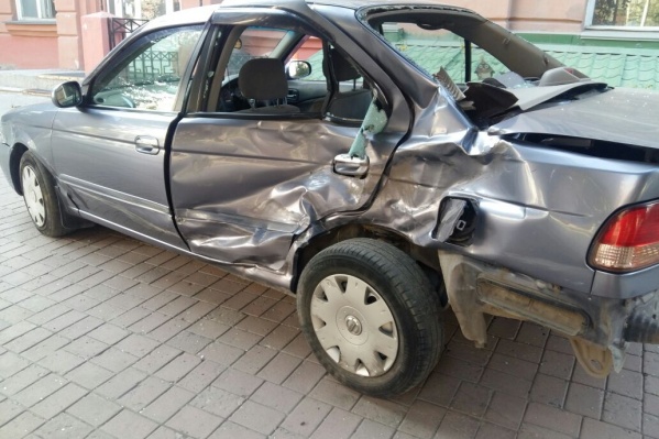 Nissan Sunny протаранил три автомобиля Nissan Sunny протаранил три автомобиля