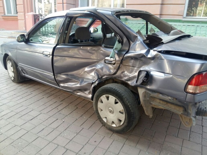 Nissan Sunny протаранил три автомобиля Nissan Sunny протаранил три автомобиля