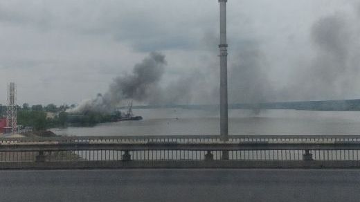 Над Новосибирском поднялся чёрный столб дыма