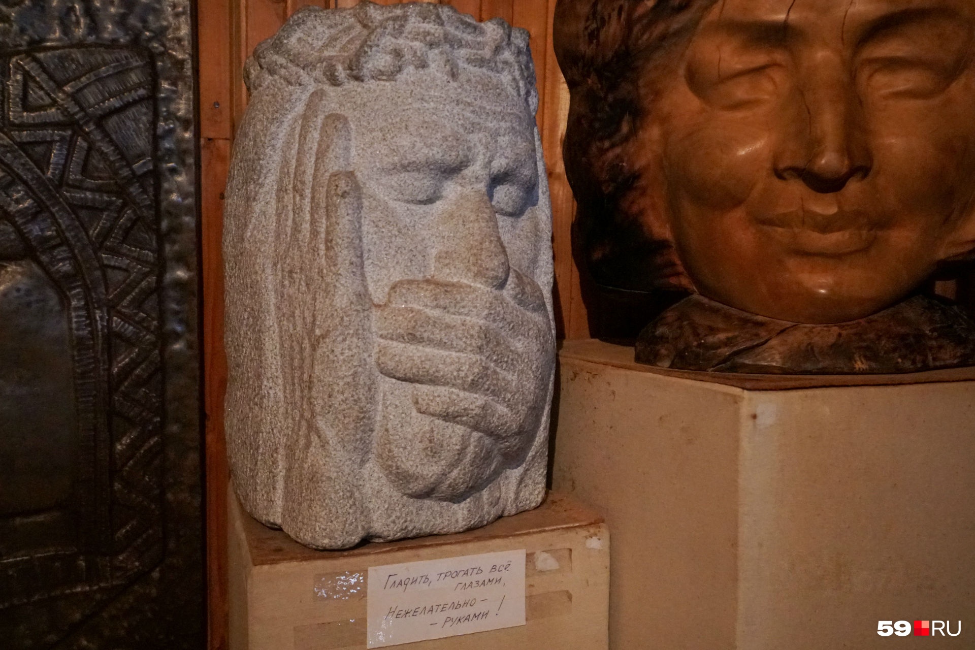 Диалог. Узнаёте в этом образе Сидящего Спасителя из пермской деревянной скульптуры? Но у Собакина он другой. Его состояние молчания подчёркнуто ещё и жестом левой руки 