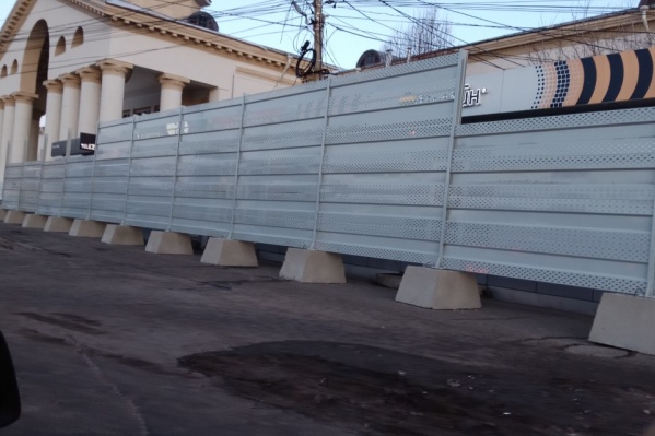 Теперь ларьки не видно из-за высокого забора Теперь ларьки не видно из-за высокого забора