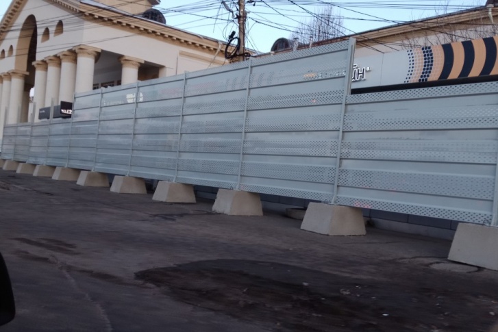 Теперь ларьки не видно из-за высокого забора Теперь ларьки не видно из-за высокого забора