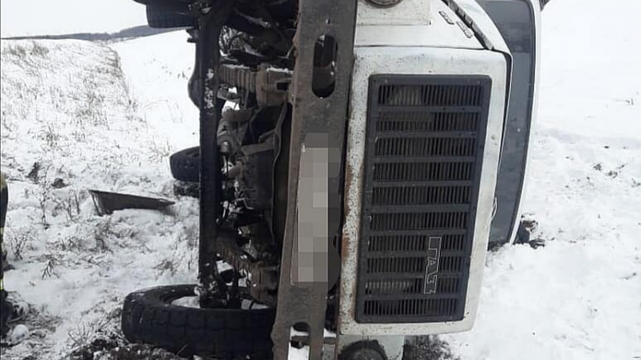 В Башкирии опрокинулся грузовик ГАЗ, водитель погиб
