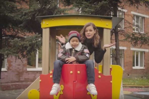 Шпица со своим 7-летним сыном дурачатся на детской площадке Шпица со своим 7-летним сыном дурачатся на детской площадке