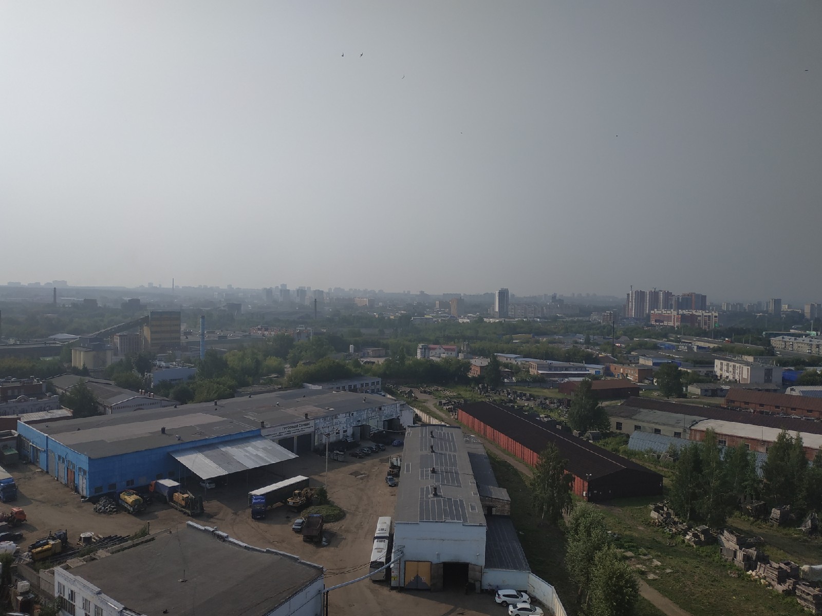 Из-за дымовой завесы небо над Казанью стало тёмно-серым