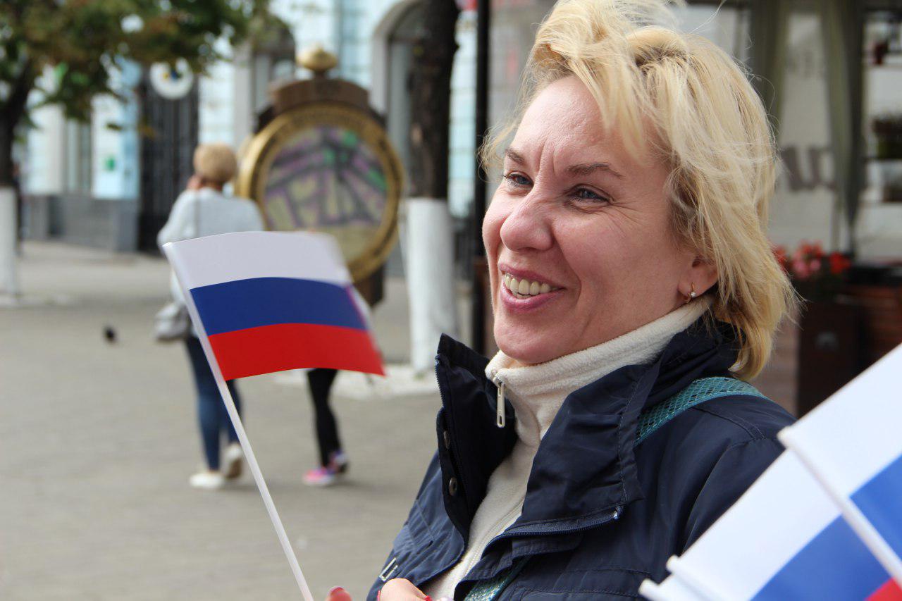 В честь праздника ярославцам на улице раздавали флажки В честь праздника ярославцам на улице раздавали флажки