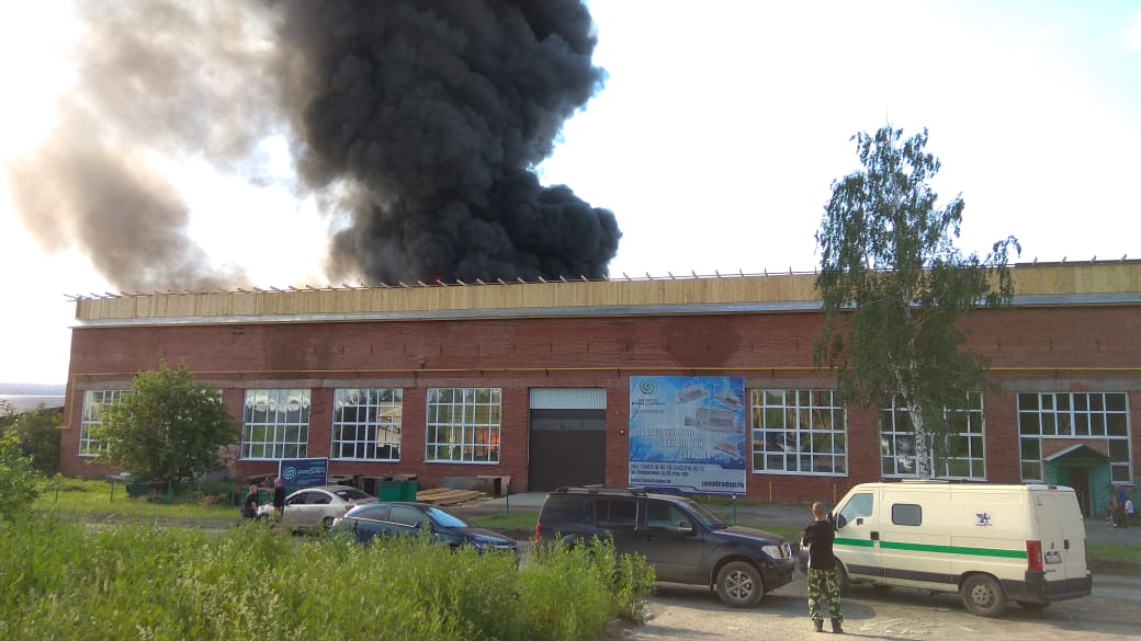 На Эльмаше обуздали пожар на складе, где хранятся масла