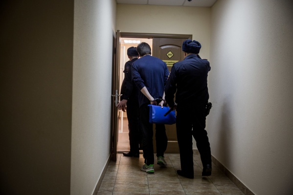 Бизнесмен и его 19-летний знакомый задержаны и арестованы судом Бизнесмен и его 19-летний знакомый задержаны и арестованы судом 