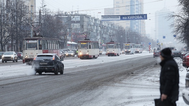 В центре Челябинска в утренний час пик встали трамваи