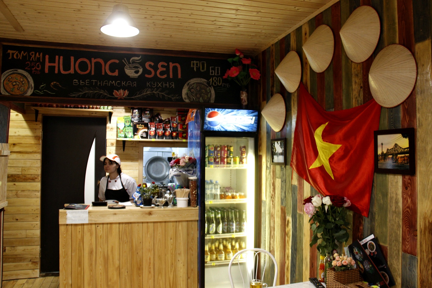 Кафе Huong Sen оформлено в традиционном стиле Кафе Huong Sen оформлено в традиционном стиле