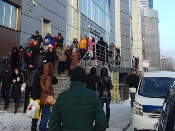 В Новосибирске массово эвакуируют школы, больницы и офисники — всего 44 здания