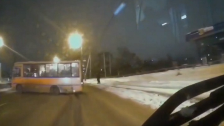 «Ладно хоть пассажиров не растерял»: водитель нижегородской маршрутки устроил дрифт прямо на дороге