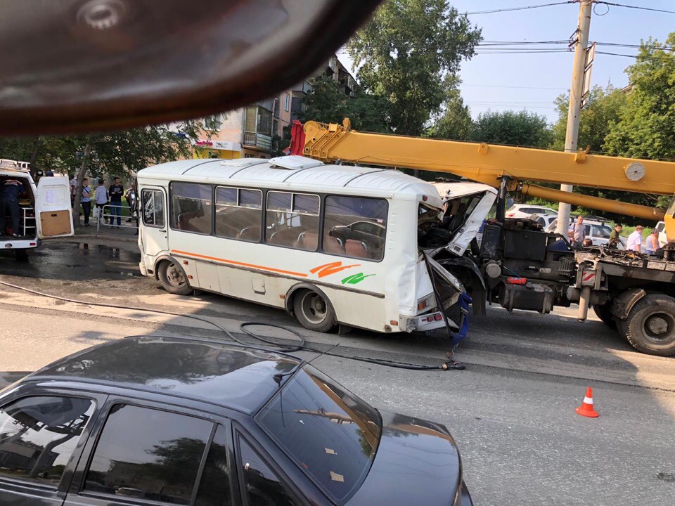 Не исключено, что на спуске с моста в Ленинский район у автокрана отказали тормоза Не исключено, что на спуске с моста в Ленинский район у автокрана отказали тормоза