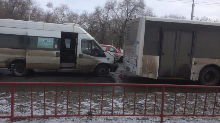 Три женщины ударились носами: в Волгограде маршрутка въехала в рейсовый автобус