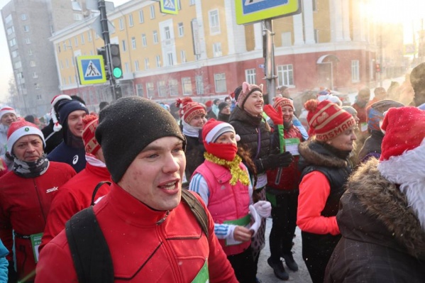 Участники бежали по тротуару Участники бежали по тротуару