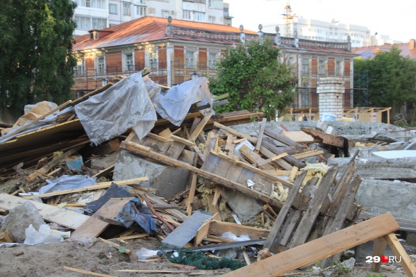 Вот такие развалины в самом центре города Вот такие развалины в самом центре города 