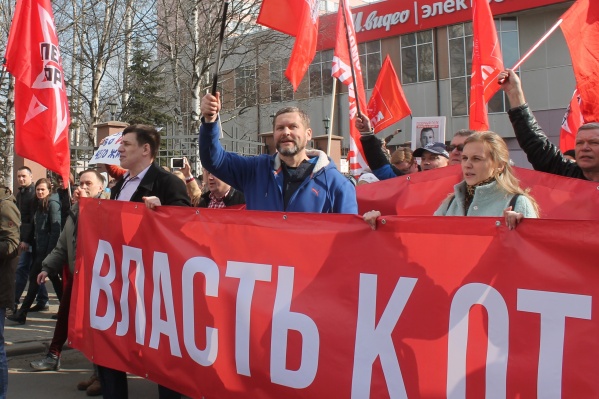 Протокол составили на Александра Афанасьева, на фото он в синей куртке Протокол составили на Александра Афанасьева, на фото он в синей куртке