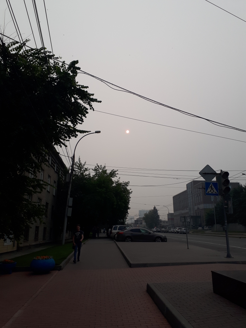 Из-за плотного смога в Новосибирске практически не видно солнца Из-за плотного смога в Новосибирске практически не видно солнца