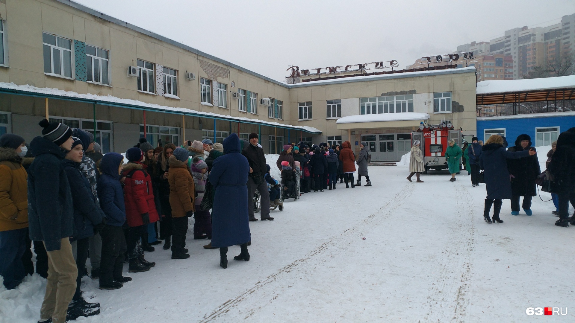 В Самаре десятки юных
пациентов с родителями ждут, пока МЧС обследуют детскую больницу