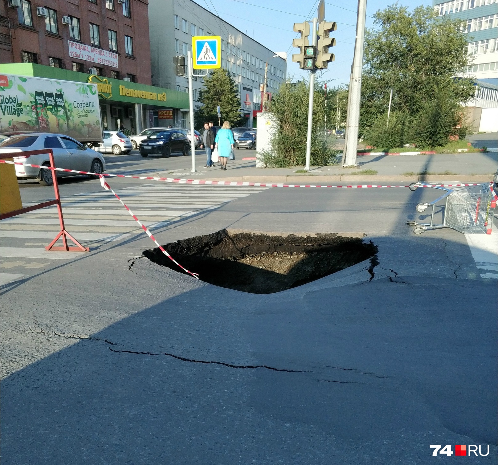 «Яма метров пять!»: возле торгового комплекса в центре Челябинска провалилась дорога