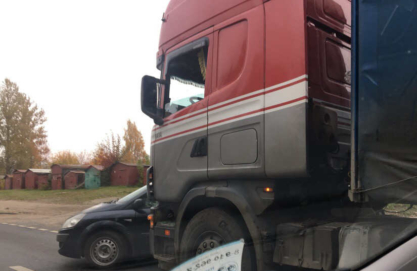 Из-за ДТП с фурой и сломавшейся машины Московской проспект встал в пробку