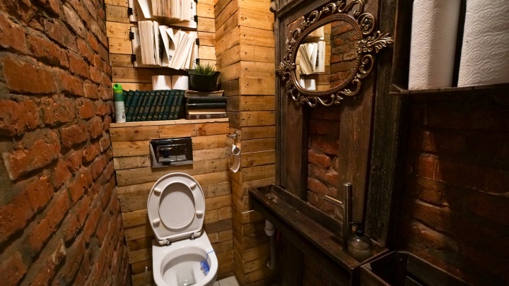 «Ломаные» зеркала, рисунки мелом и мини-библиотека: чем удивляют туалеты в пермских кафе