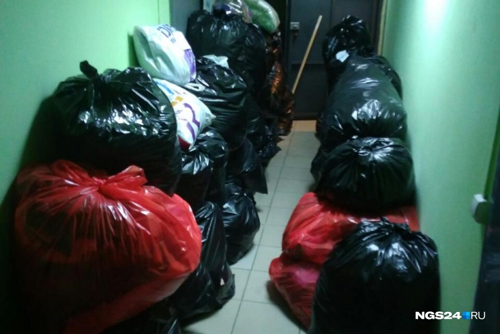 Вещи приносят целыми мешками Вещи приносят целыми мешками