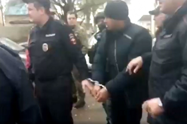 Подозреваемого в поджоге жилого дома в Ростове задержали силовики Подозреваемого в поджоге жилого дома в Ростове задержали силовики
