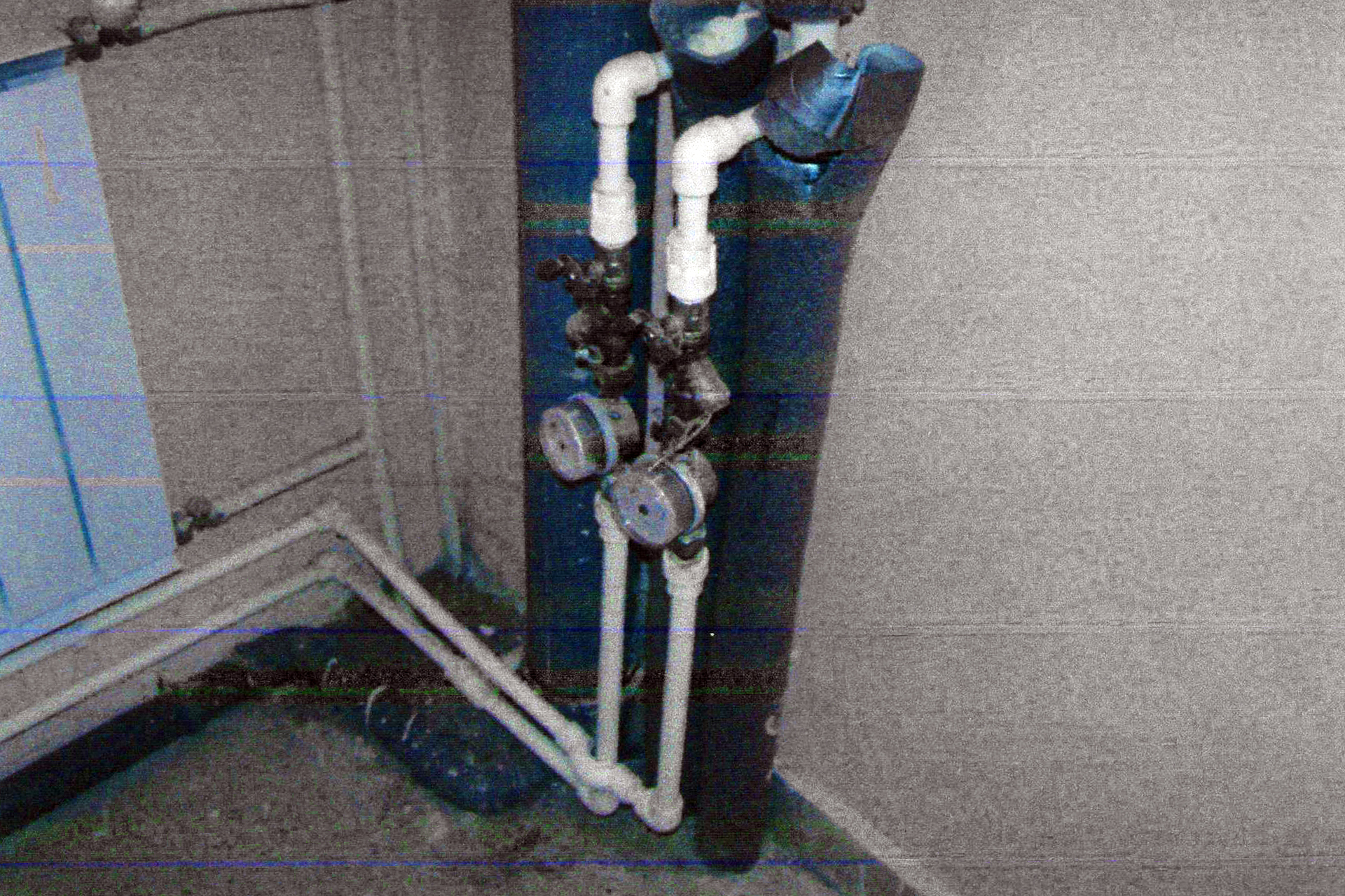Трубы горячего и холодного водоснабжения со счетчиками положено прятать в специальный технологический шкаф