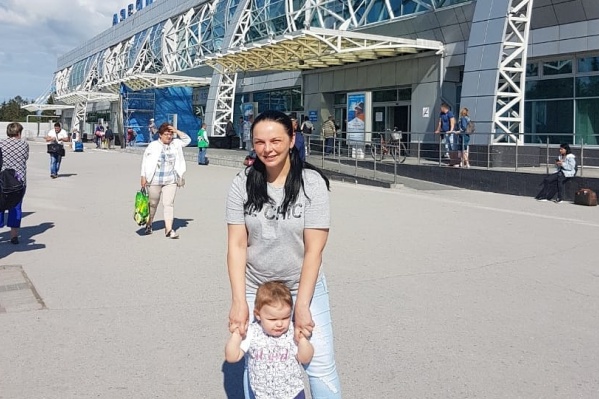 Ирина Рыбкина и её маленькая дочь собирались улететь в Анапу из Новосибирска ещё вчера, но на борт их не пустили Ирина Рыбкина и её маленькая дочь собирались улететь в Анапу из Новосибирска ещё вчера, но на борт их не пустили