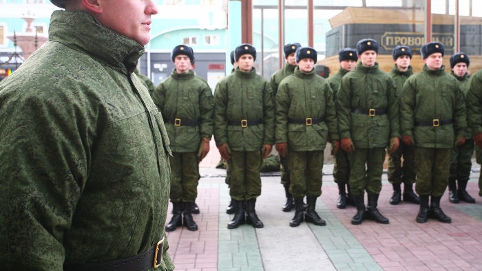 Мать призывника пожаловалась НГС на военных, которые забирают её сына в армию Мать призывника пожаловалась НГС на военных, которые забирают её сына в армию